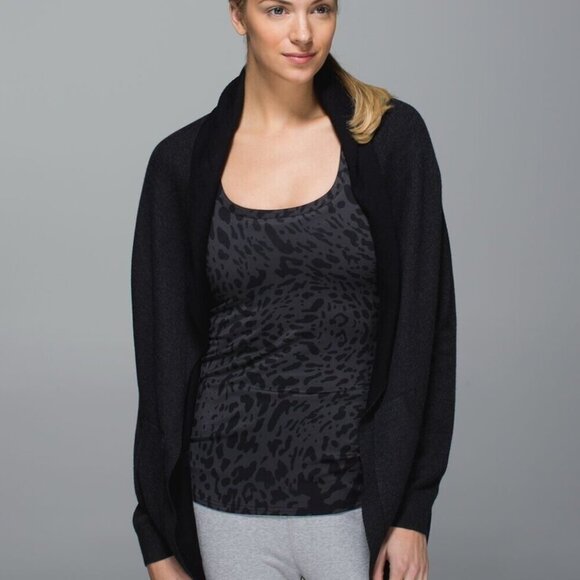 Lululemon - sz Med  -Cabin Yogi Boolux Reversible Cardigan Wrap in Black + Grey - Picture 8 of 8